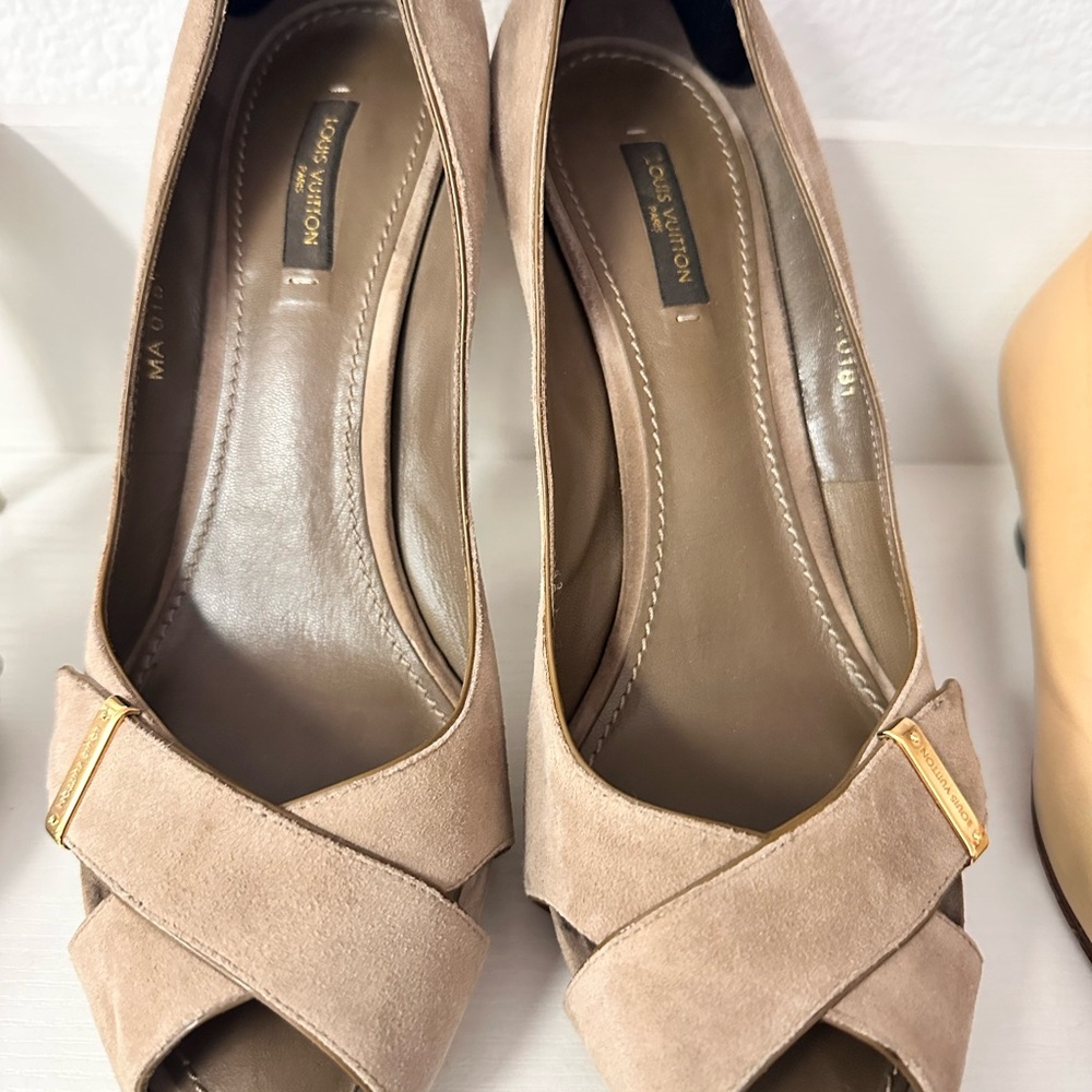 Louis Vuitton Women's Beige Peep Toe Heels size 40